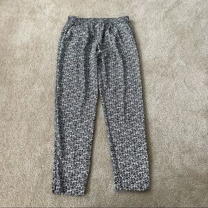 EUC Women’s Halogen Black And White Print Pants!